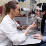 Pregled oči pri okulistu v oftalmološki ambulanti